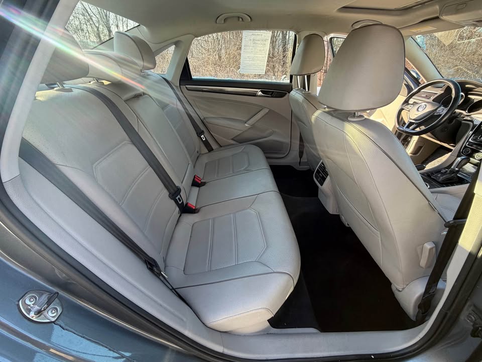 
								2017-Volkswagen Passat 1.8T SE full									