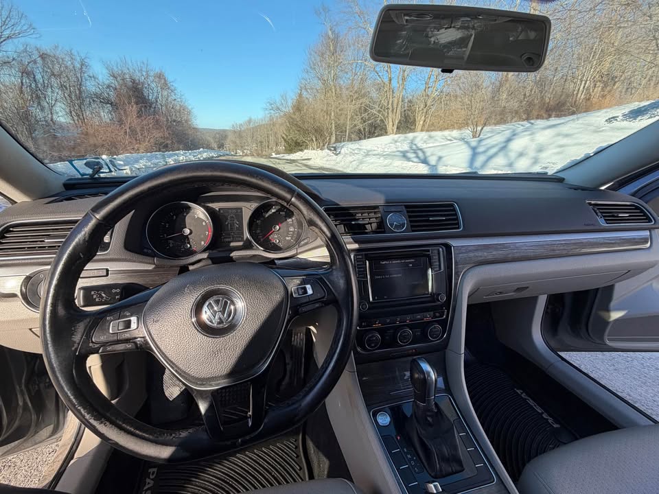 
								2017-Volkswagen Passat 1.8T SE full									