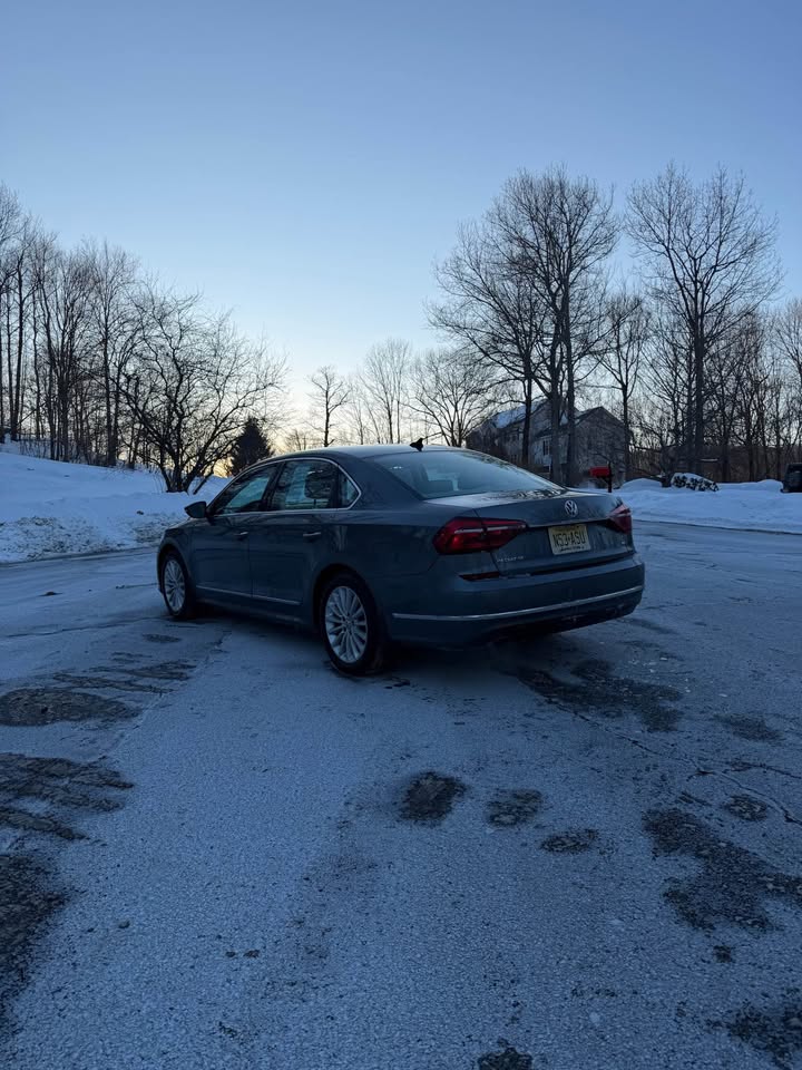 
								2017-Volkswagen Passat 1.8T SE full									