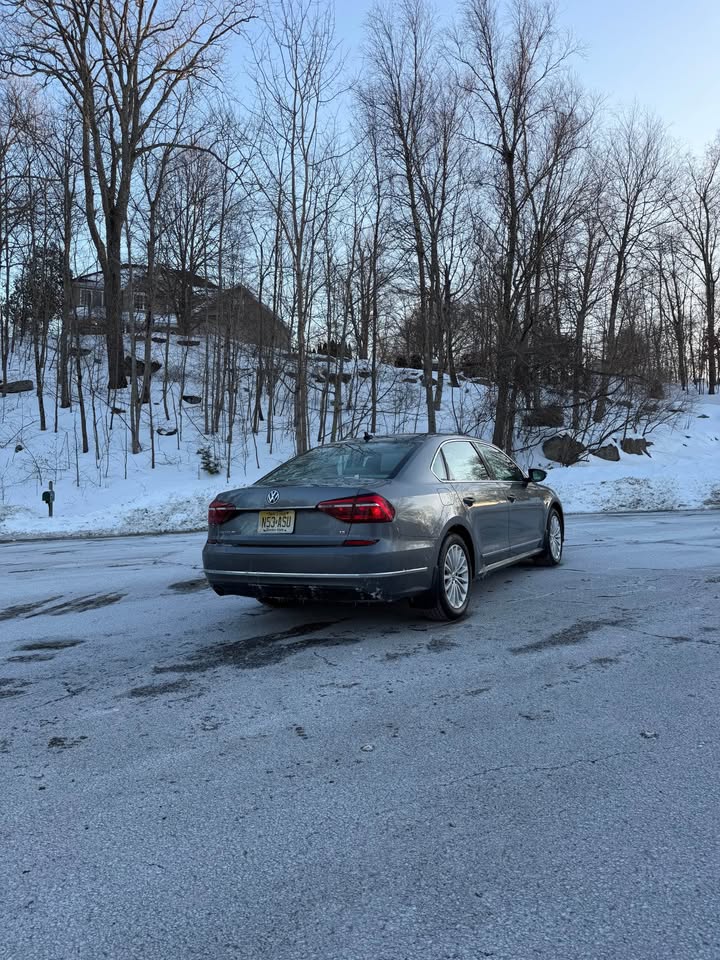 
								2017-Volkswagen Passat 1.8T SE full									